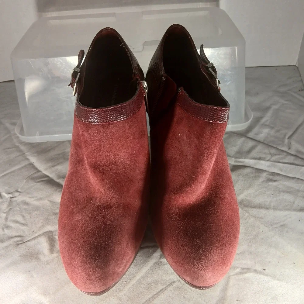 Bandolino Women Burgundy Suede‎ Snake Embossed Ankle Booties Heels Size 8.5M
